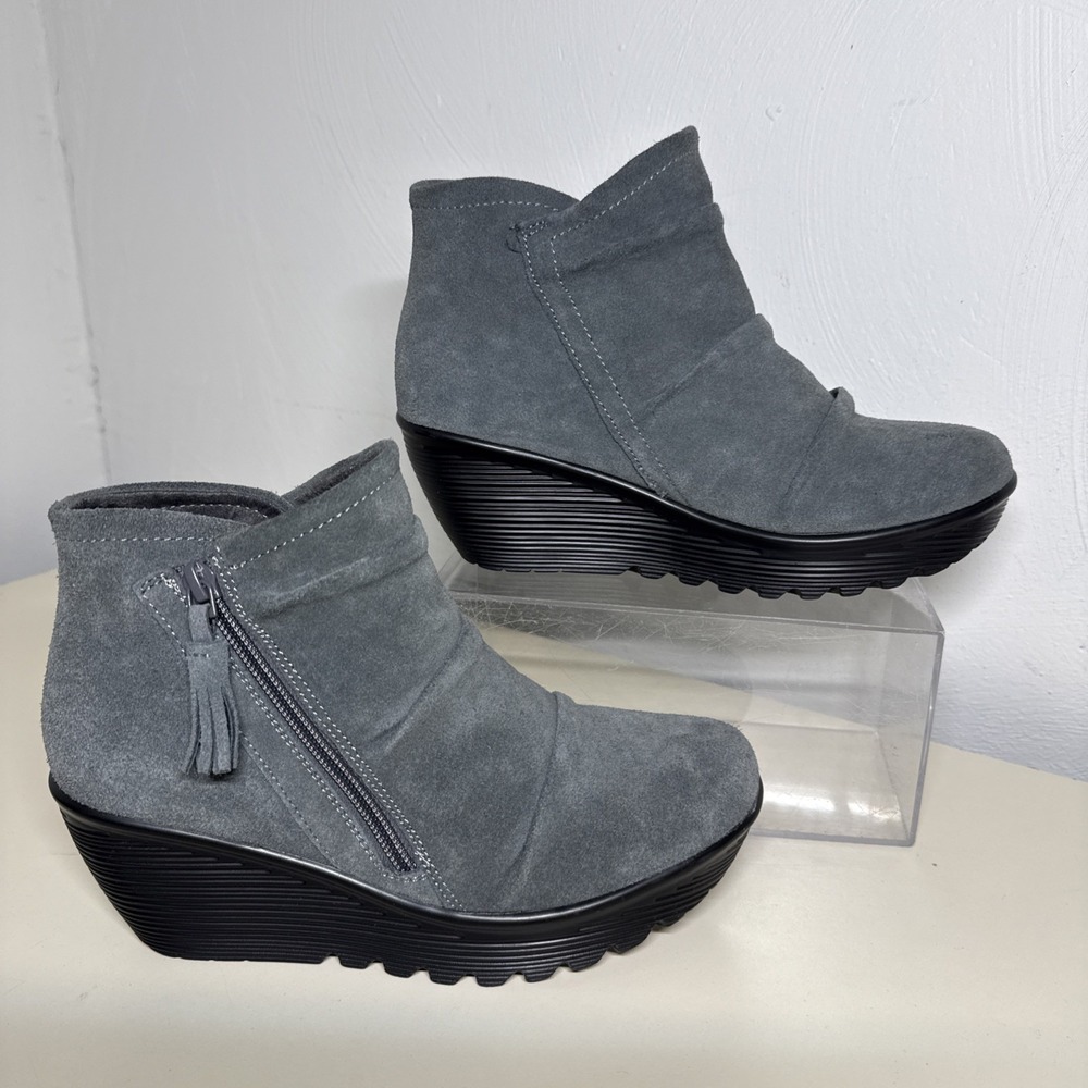 Skechers Parallel Triple Threat Grey Suede Wedge Ankle Booties Tassel 7,5 EUC